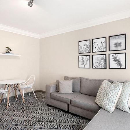 Protea Hotel By Marriott Johannesburg Balalaika Сандтън Екстериор снимка