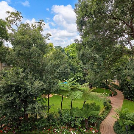 Protea Hotel By Marriott Johannesburg Balalaika Сандтън Екстериор снимка