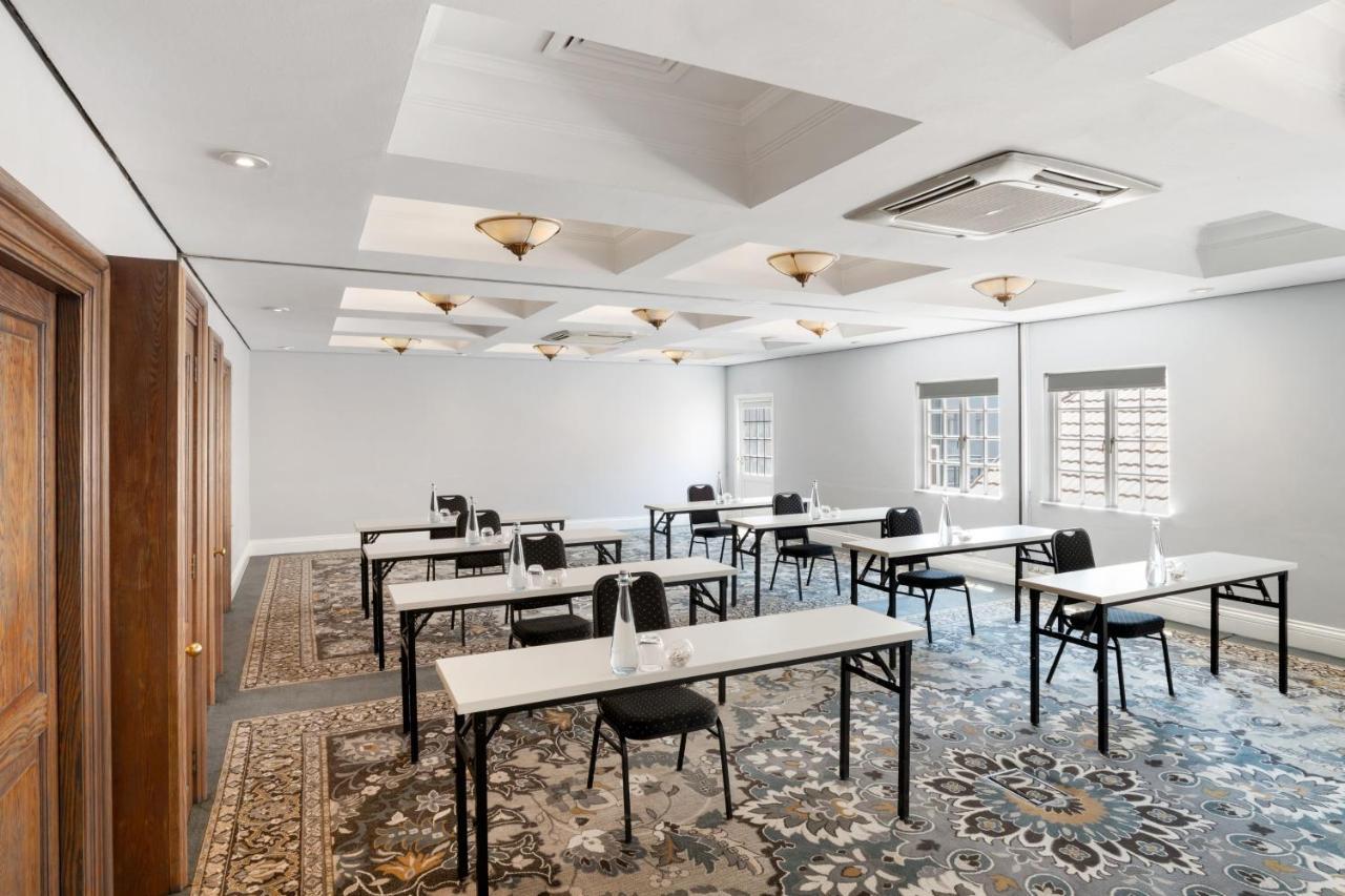 Protea Hotel By Marriott Johannesburg Balalaika Сандтън Екстериор снимка