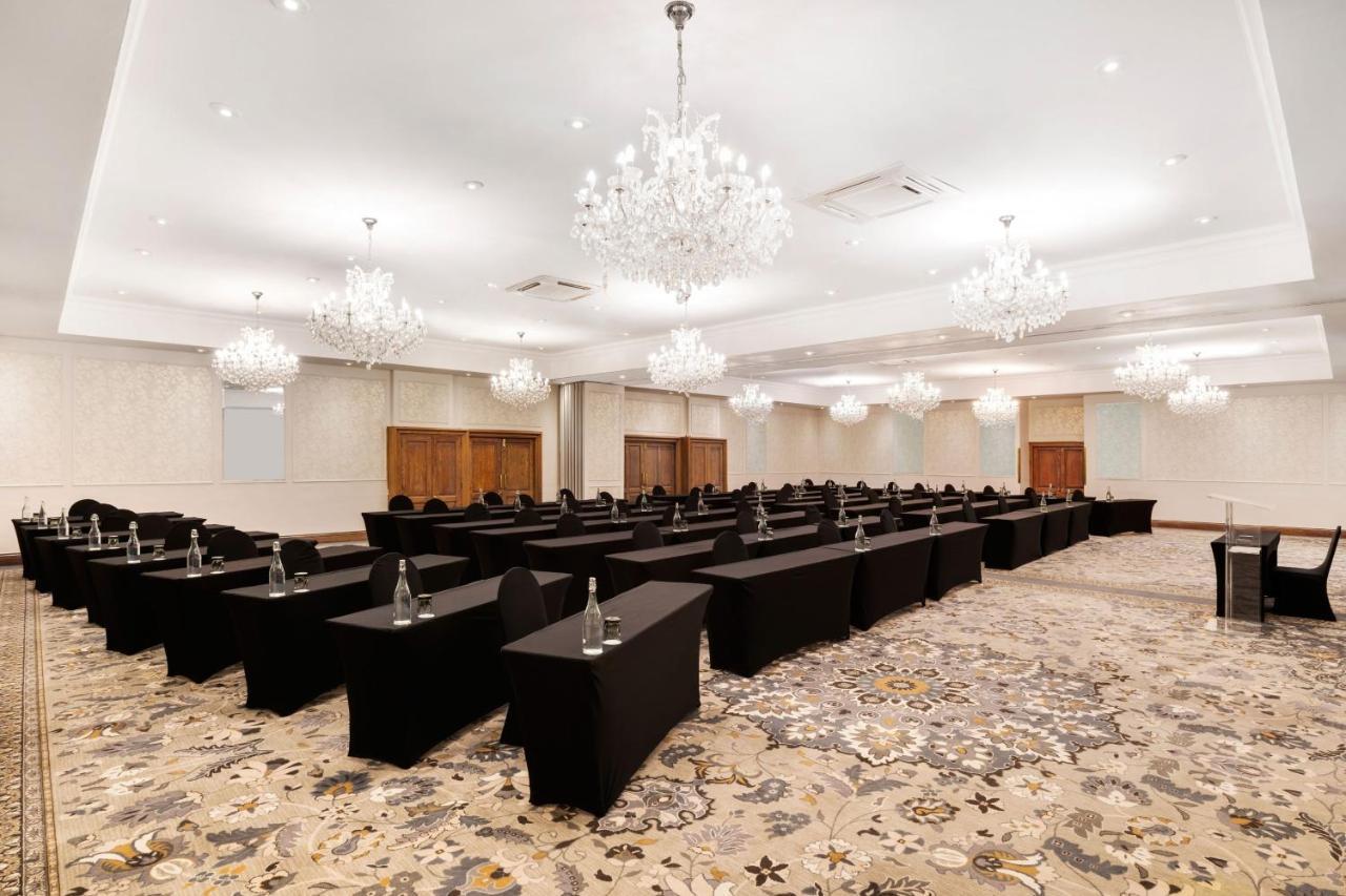 Protea Hotel By Marriott Johannesburg Balalaika Сандтън Екстериор снимка