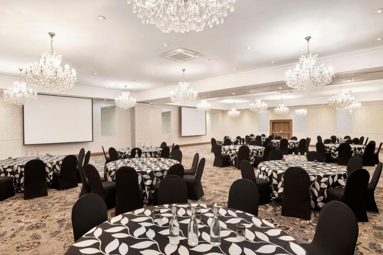 Protea Hotel By Marriott Johannesburg Balalaika Сандтън Екстериор снимка