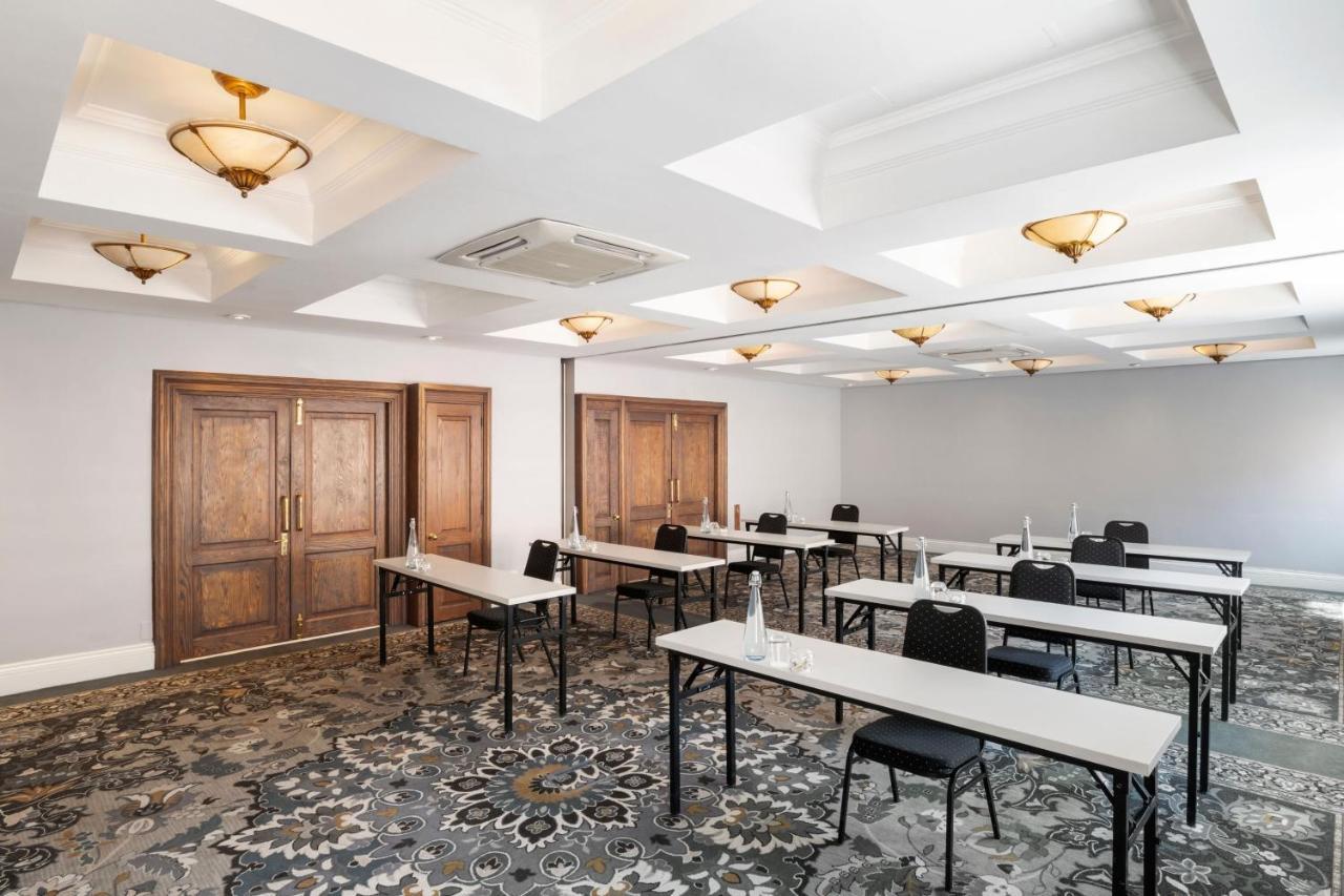 Protea Hotel By Marriott Johannesburg Balalaika Сандтън Екстериор снимка