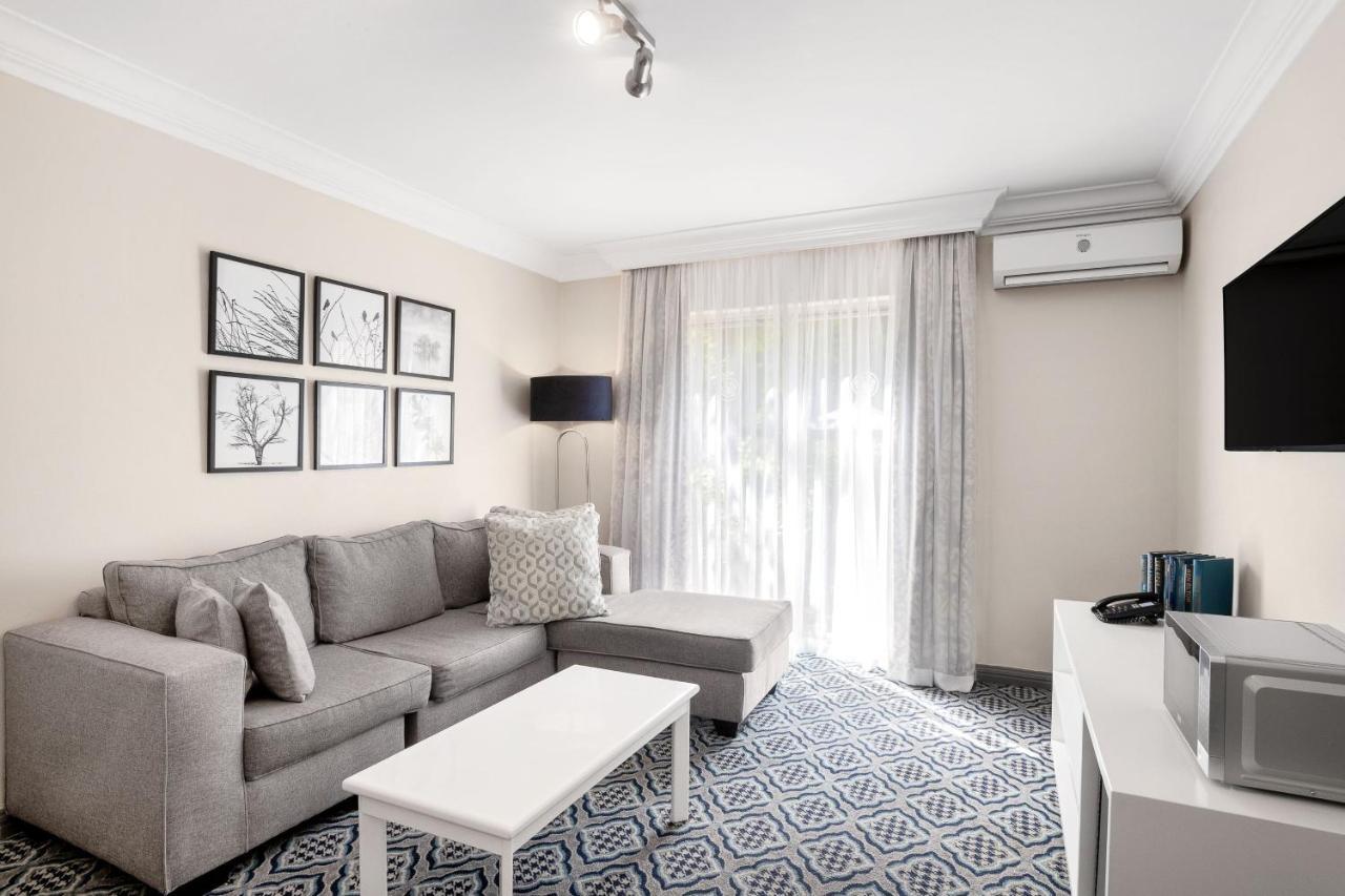 Protea Hotel By Marriott Johannesburg Balalaika Сандтън Екстериор снимка