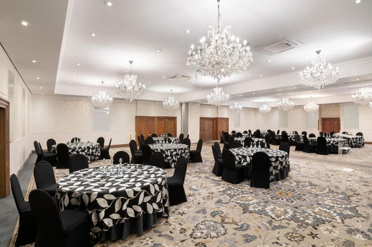 Protea Hotel By Marriott Johannesburg Balalaika Сандтън Екстериор снимка