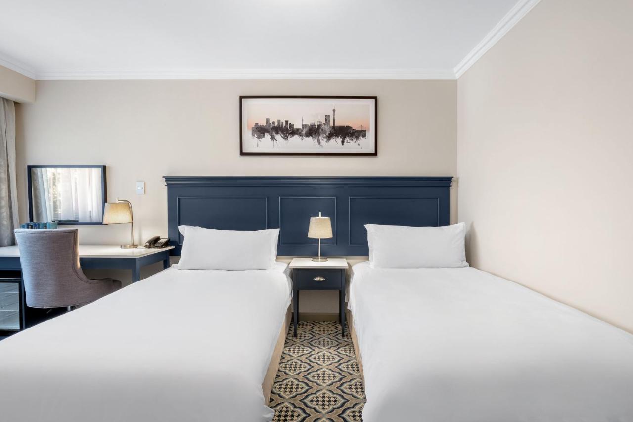 Protea Hotel By Marriott Johannesburg Balalaika Сандтън Екстериор снимка