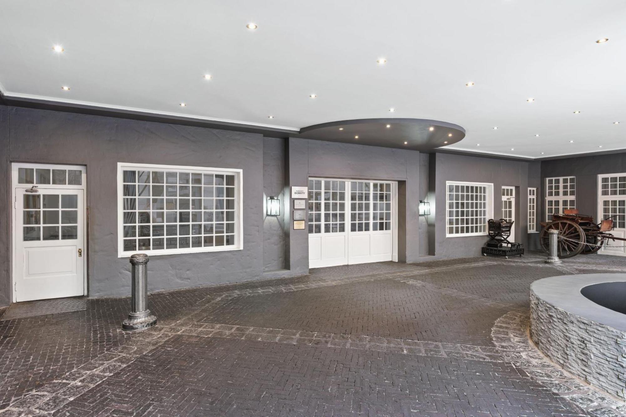 Protea Hotel By Marriott Johannesburg Balalaika Сандтън Екстериор снимка