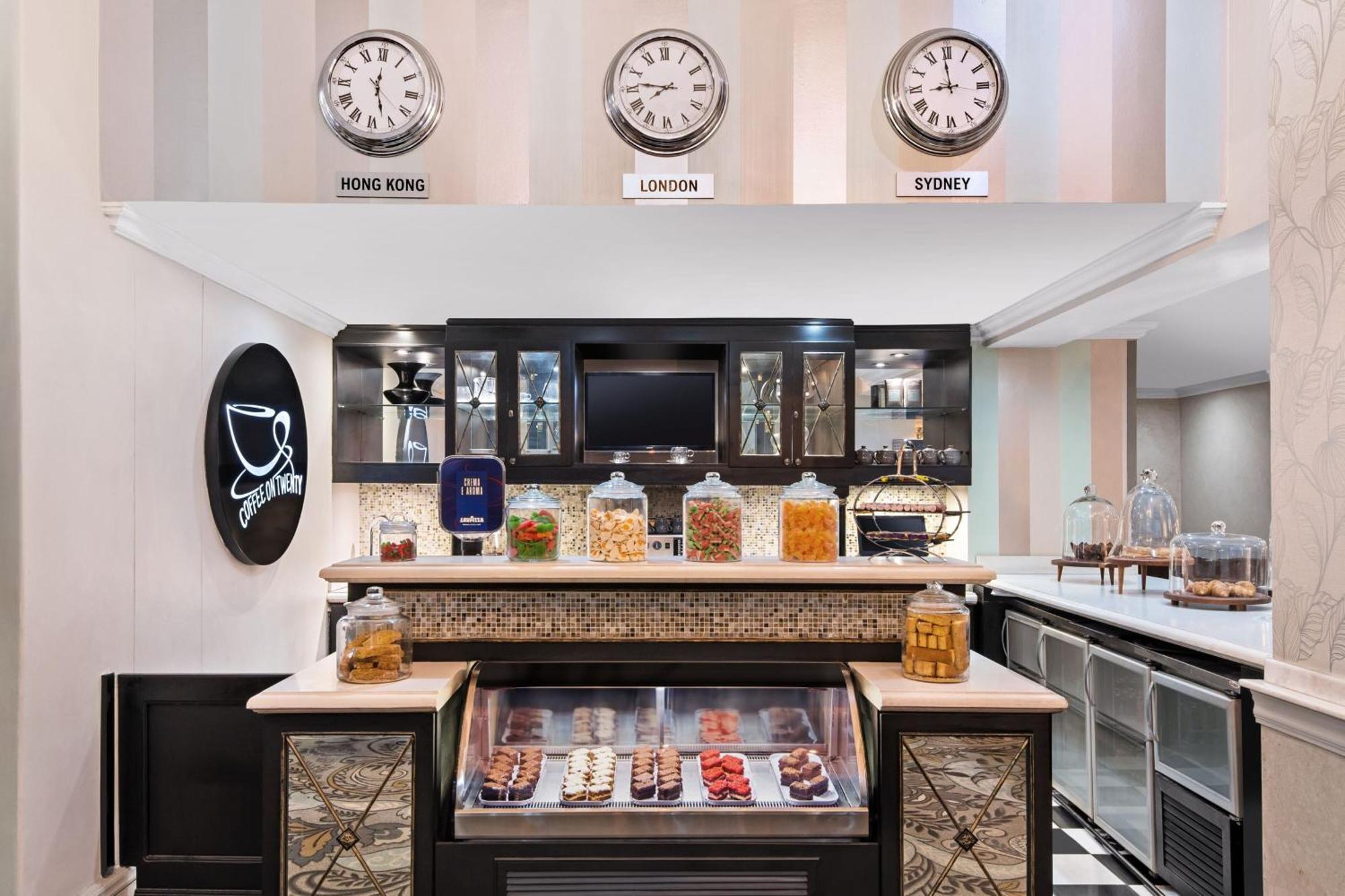 Protea Hotel By Marriott Johannesburg Balalaika Сандтън Екстериор снимка