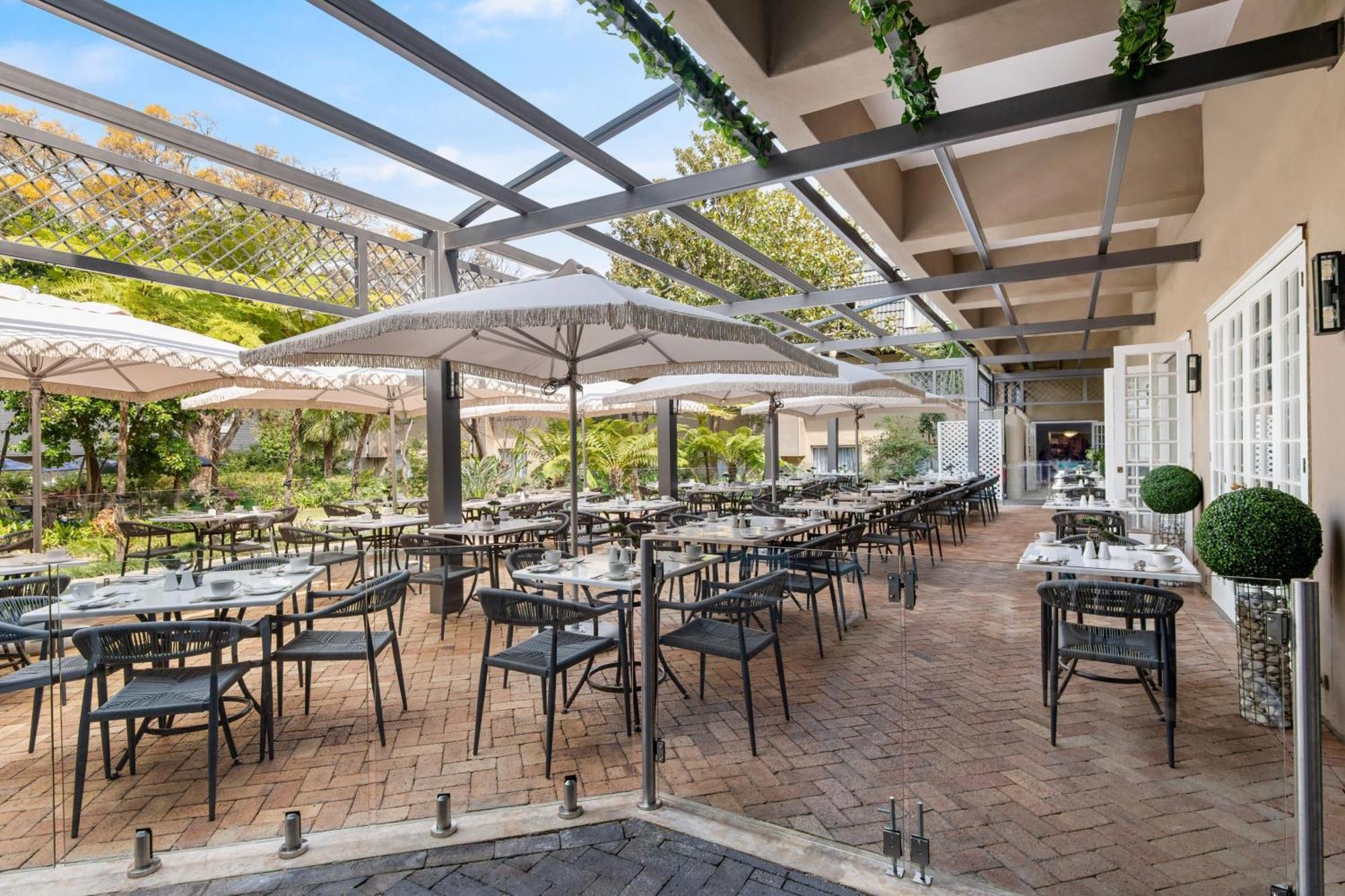 Protea Hotel By Marriott Johannesburg Balalaika Сандтън Екстериор снимка