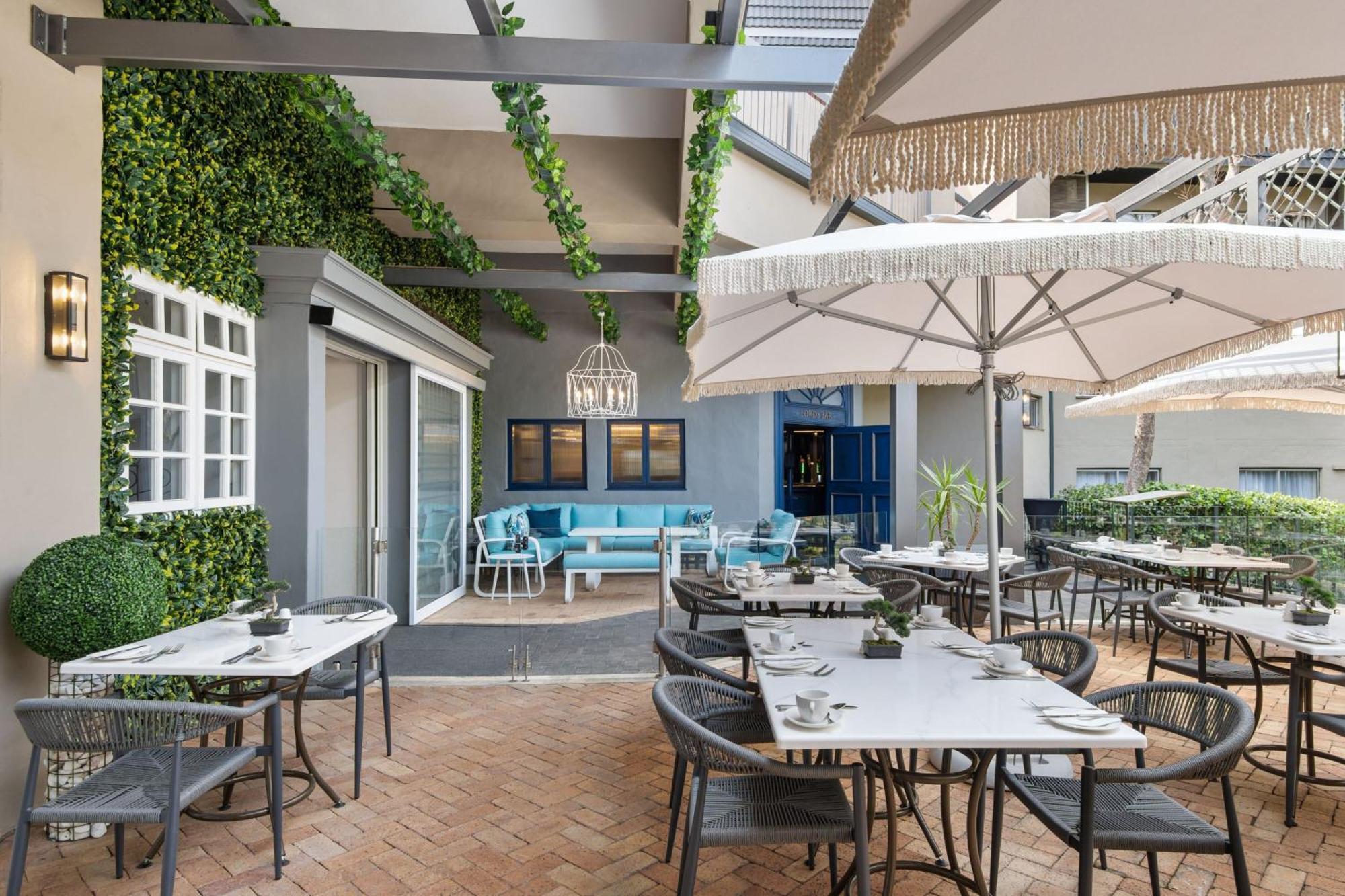 Protea Hotel By Marriott Johannesburg Balalaika Сандтън Екстериор снимка
