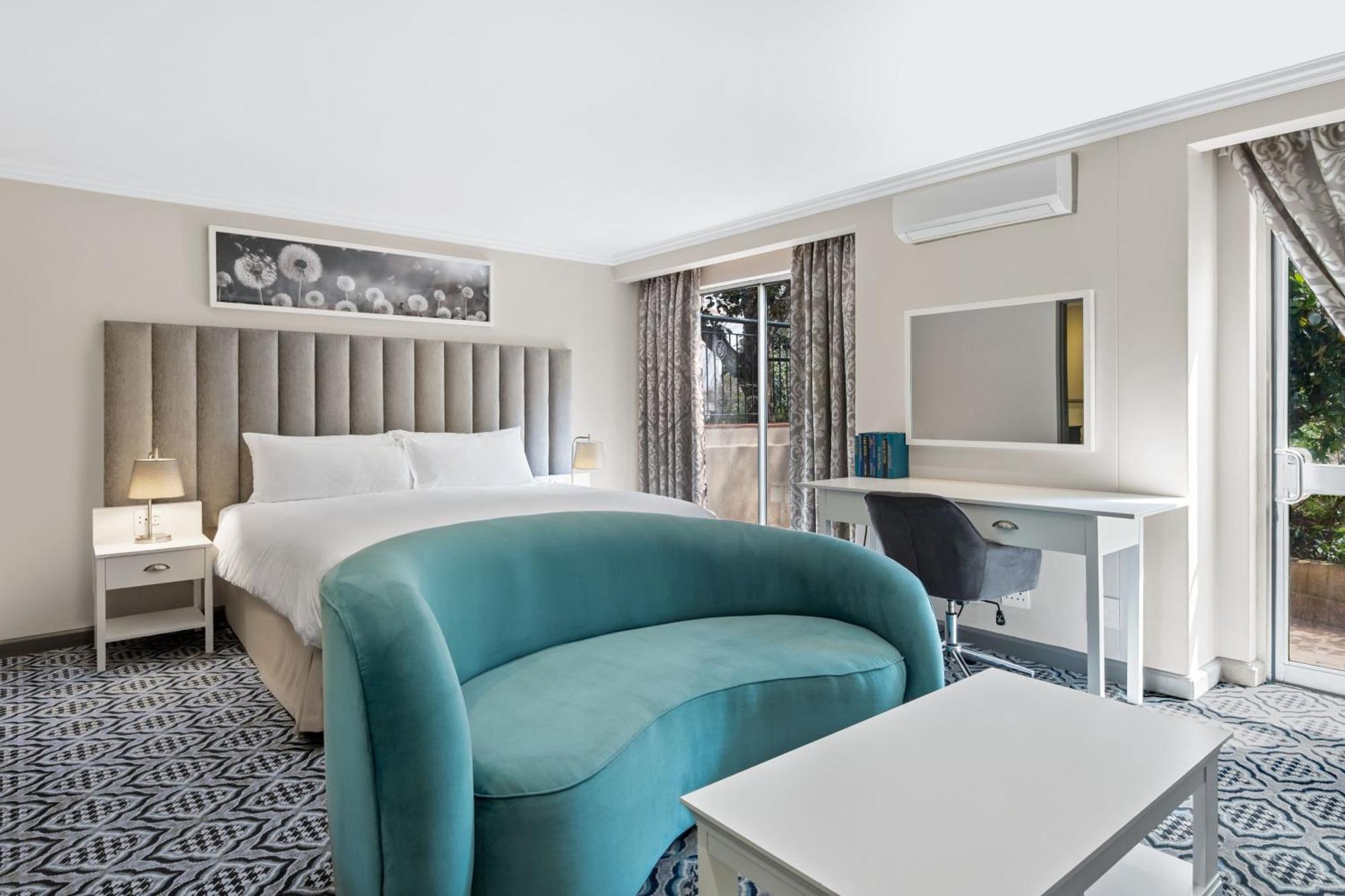 Protea Hotel By Marriott Johannesburg Balalaika Сандтън Екстериор снимка