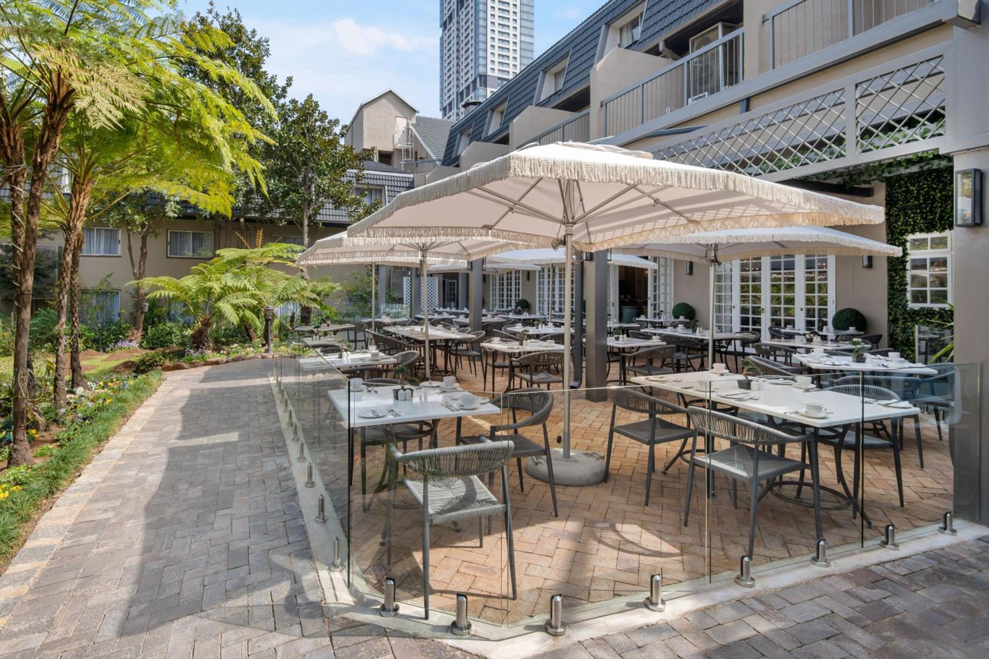 Protea Hotel By Marriott Johannesburg Balalaika Сандтън Екстериор снимка