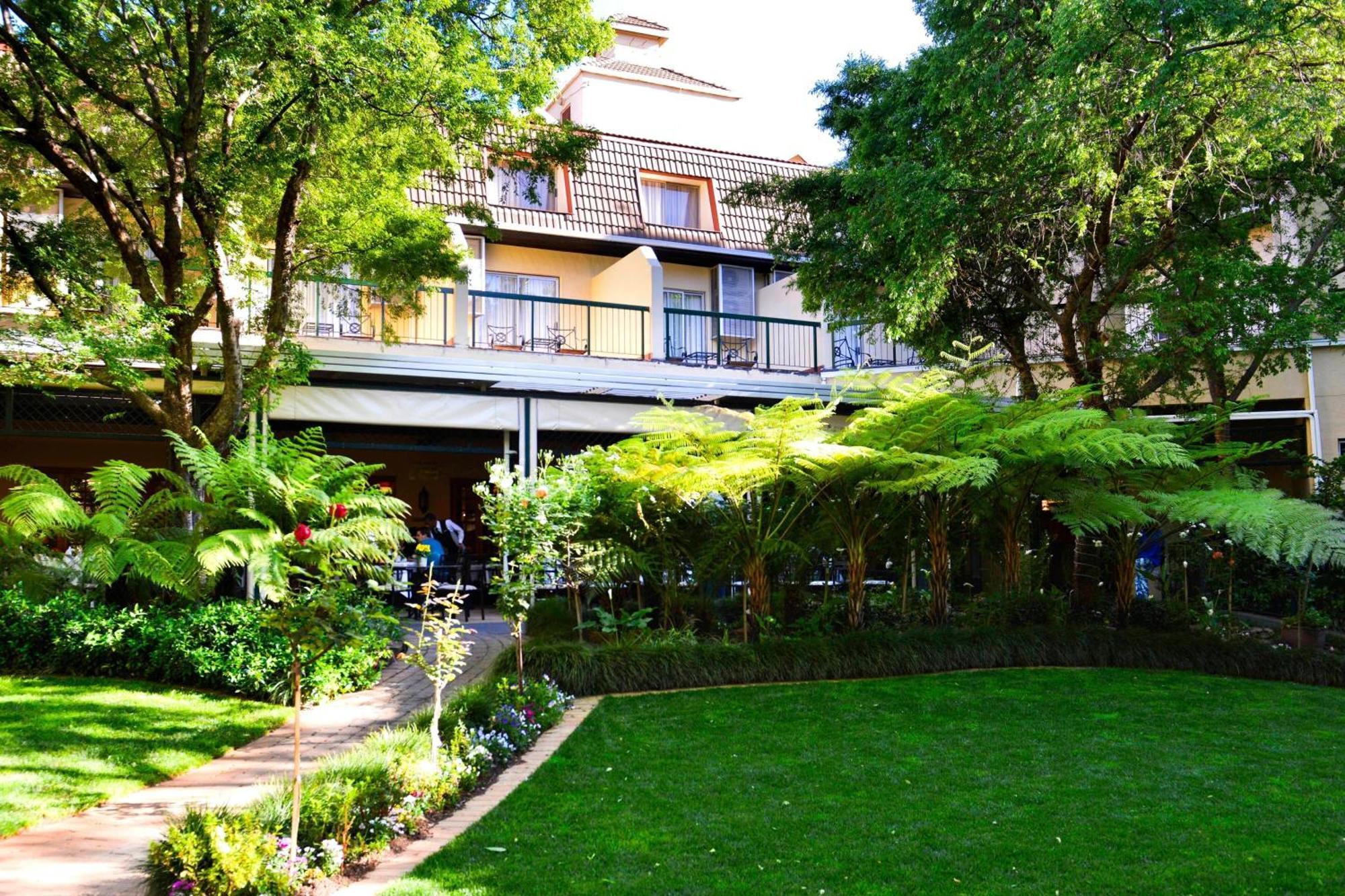 Protea Hotel By Marriott Johannesburg Balalaika Сандтън Екстериор снимка