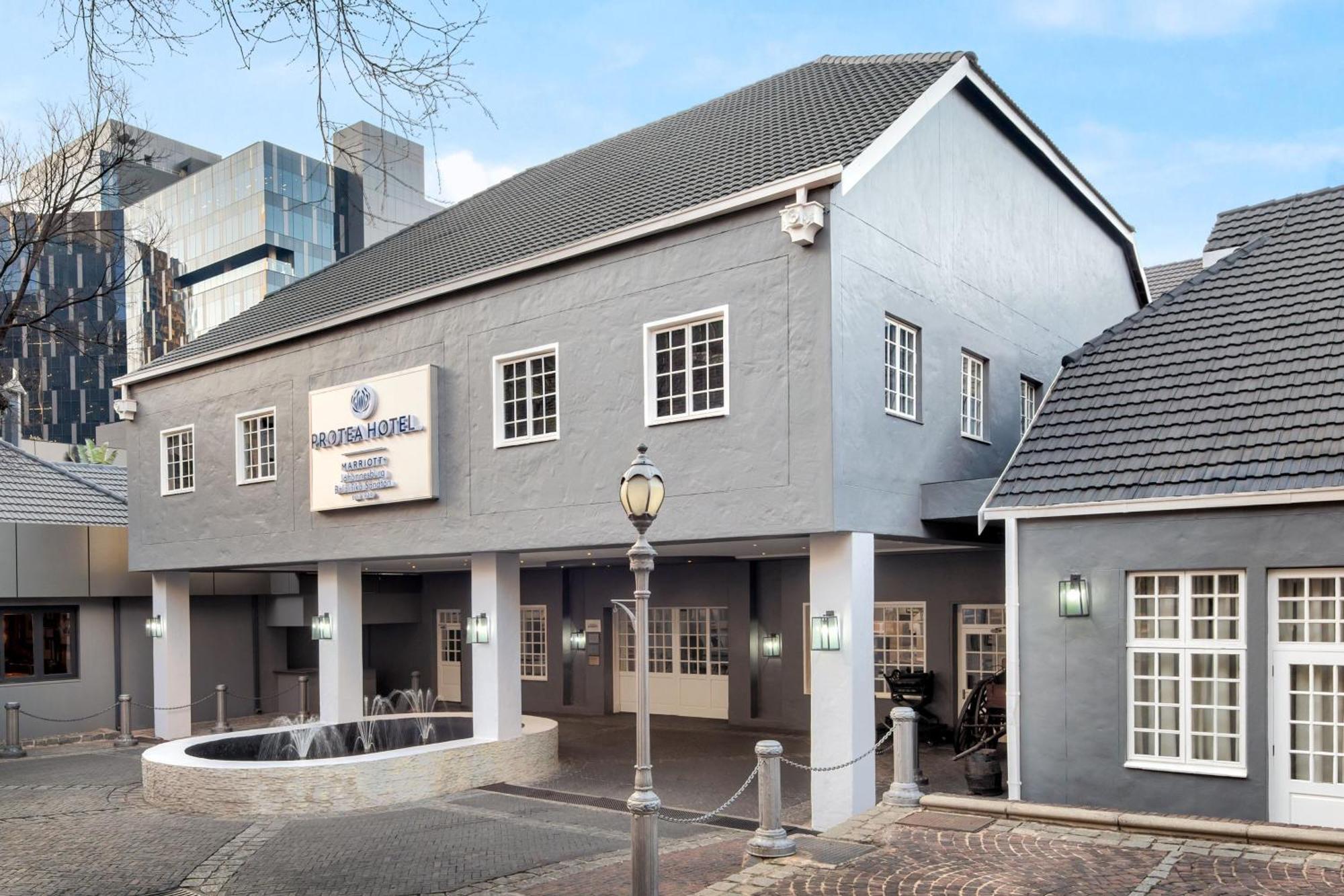 Protea Hotel By Marriott Johannesburg Balalaika Сандтън Екстериор снимка
