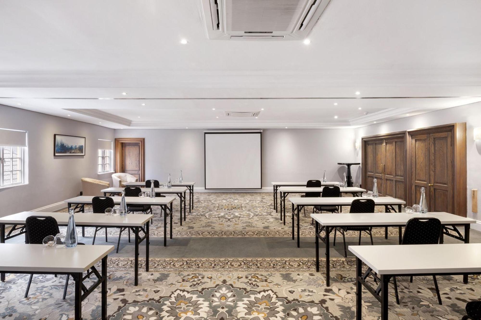 Protea Hotel By Marriott Johannesburg Balalaika Сандтън Екстериор снимка