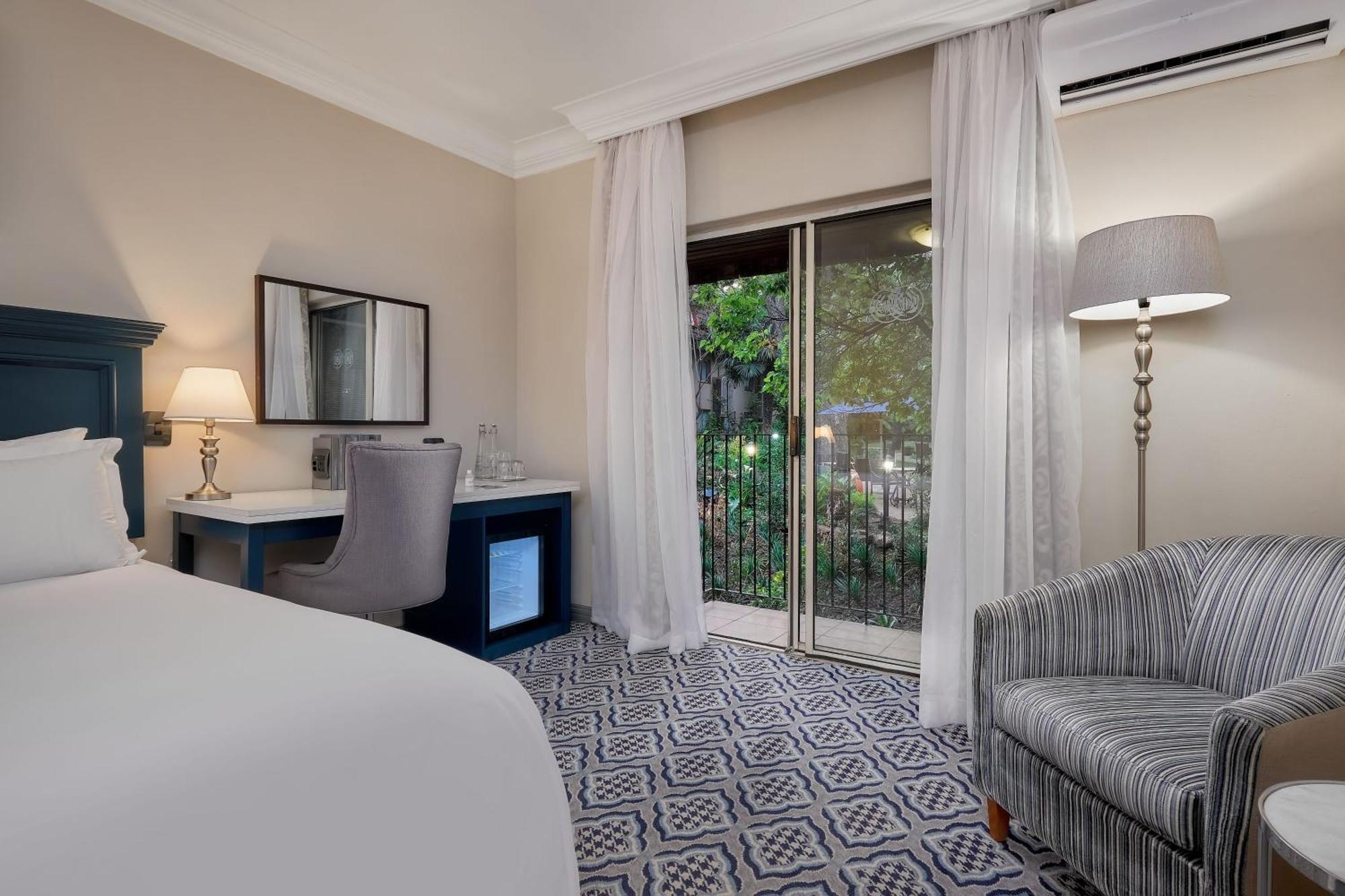 Protea Hotel By Marriott Johannesburg Balalaika Сандтън Екстериор снимка