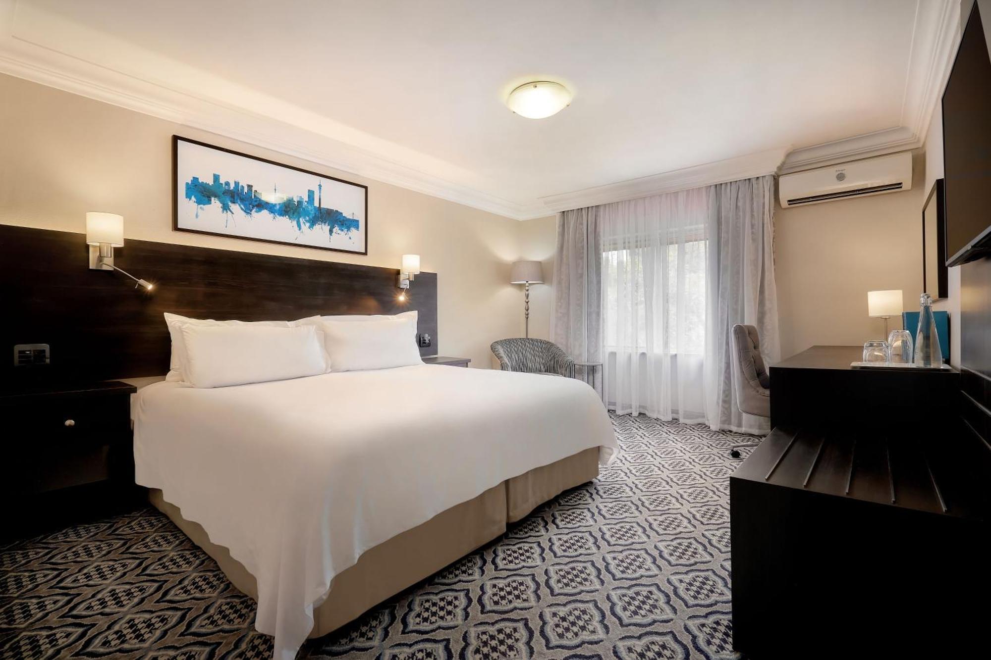 Protea Hotel By Marriott Johannesburg Balalaika Сандтън Екстериор снимка
