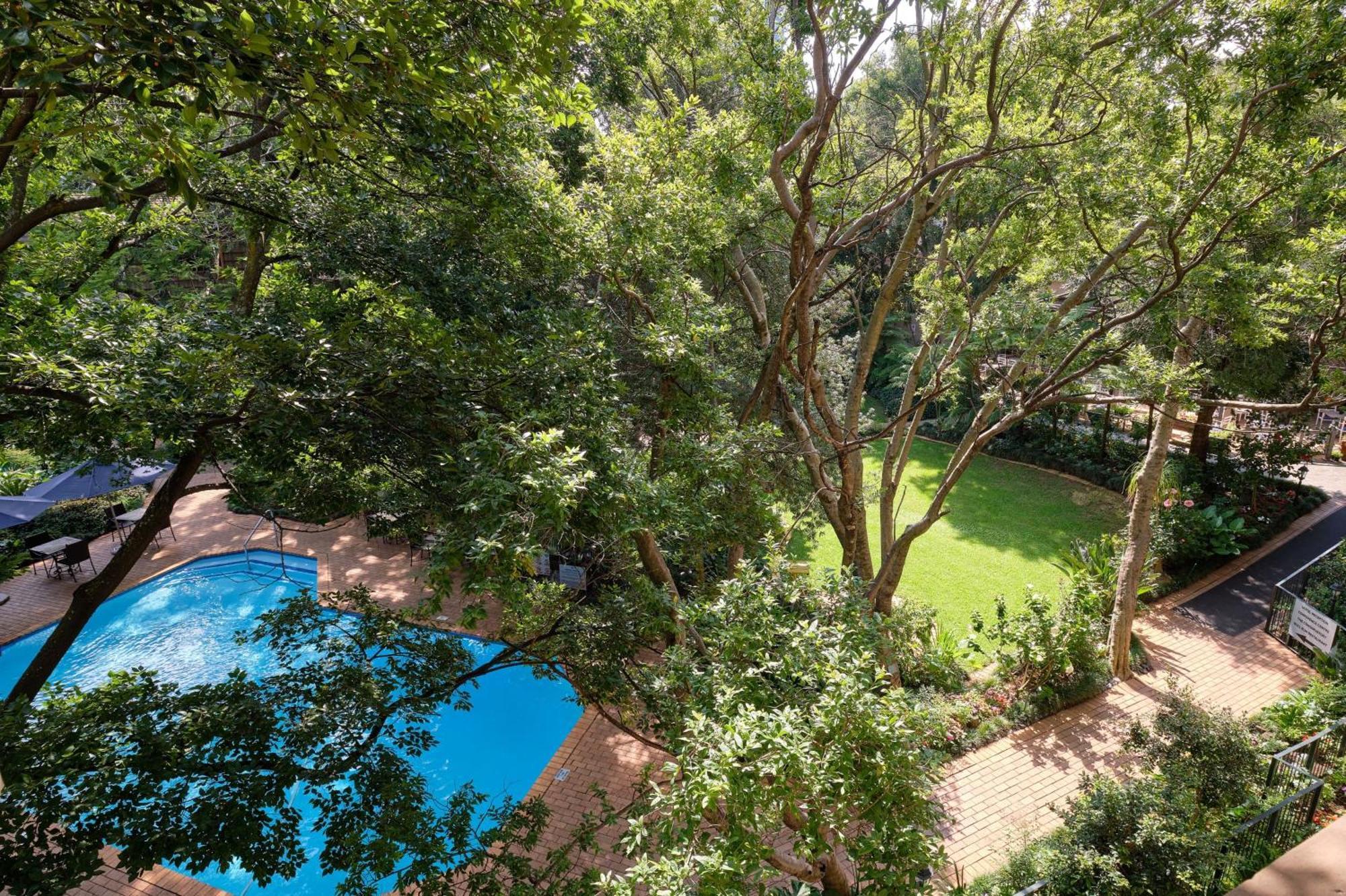 Protea Hotel By Marriott Johannesburg Balalaika Сандтън Екстериор снимка