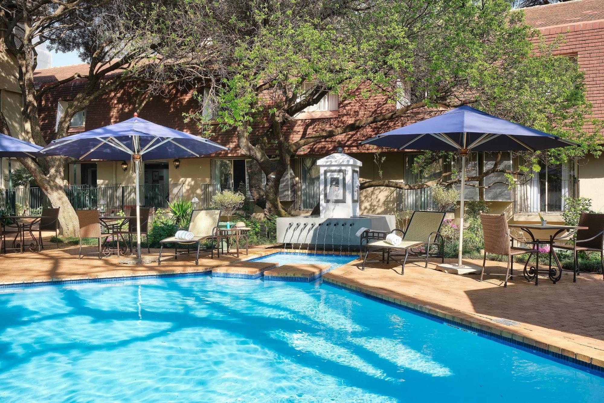 Protea Hotel By Marriott Johannesburg Balalaika Сандтън Екстериор снимка