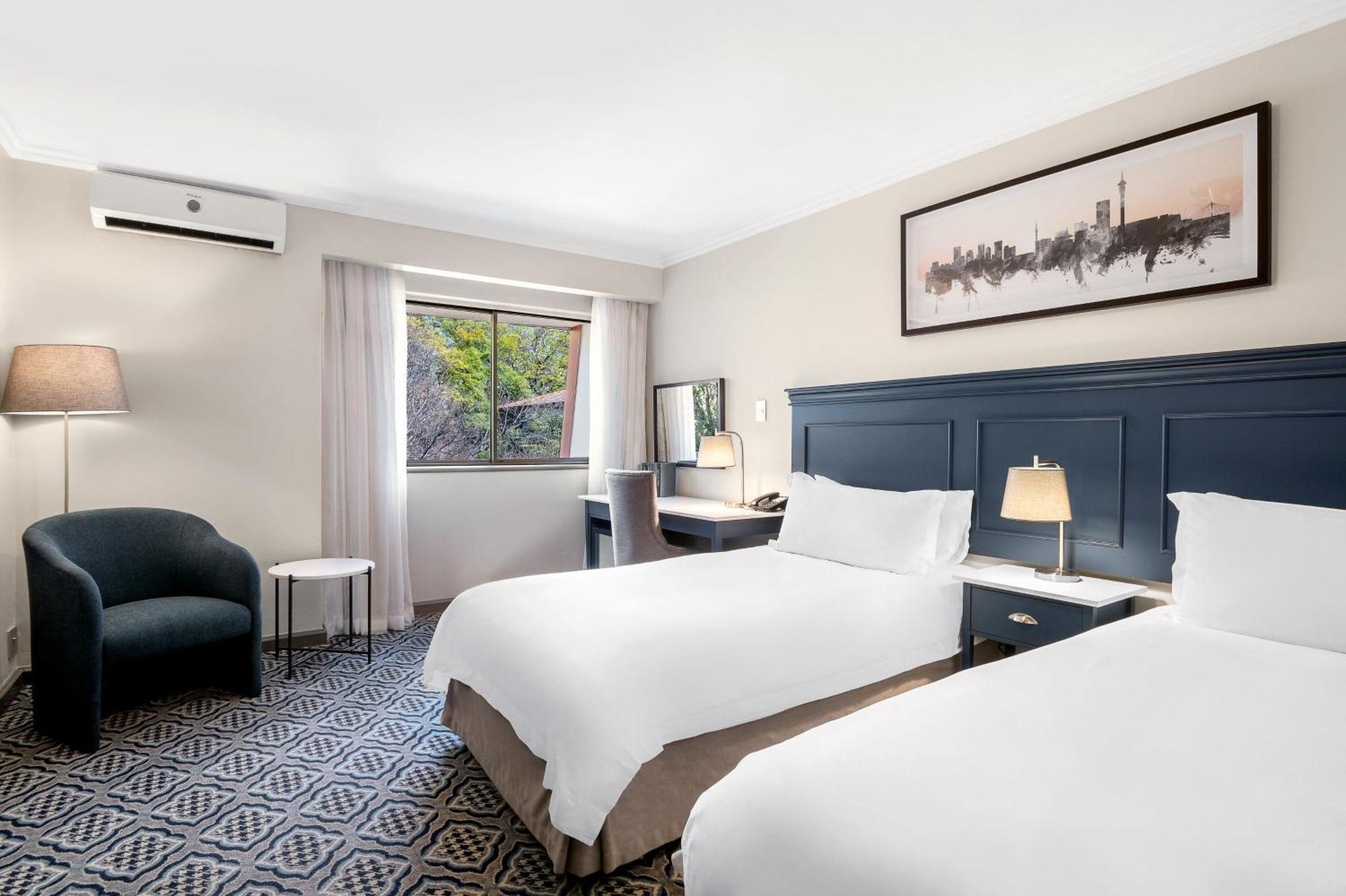 Protea Hotel By Marriott Johannesburg Balalaika Сандтън Екстериор снимка
