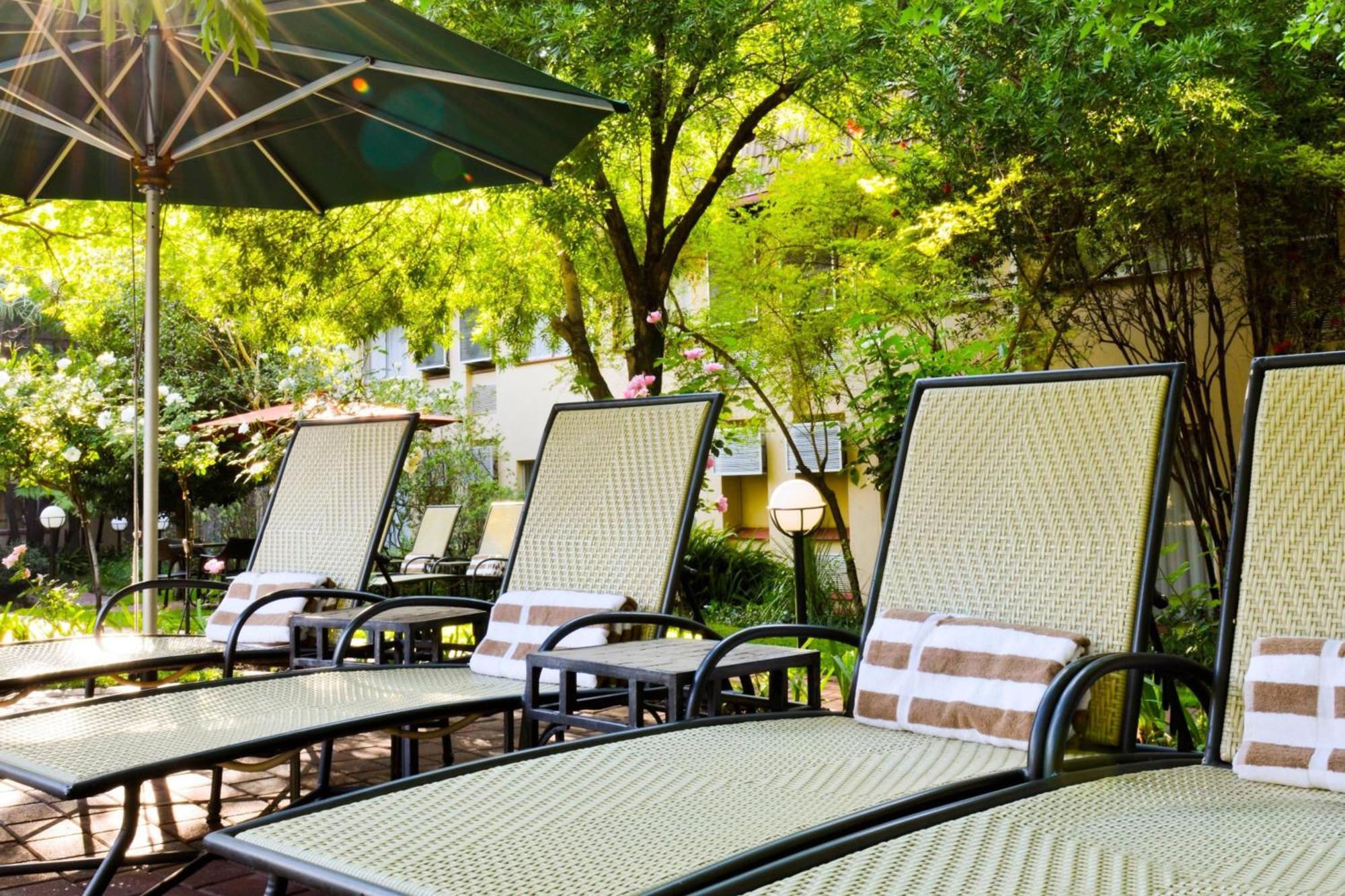 Protea Hotel By Marriott Johannesburg Balalaika Сандтън Екстериор снимка