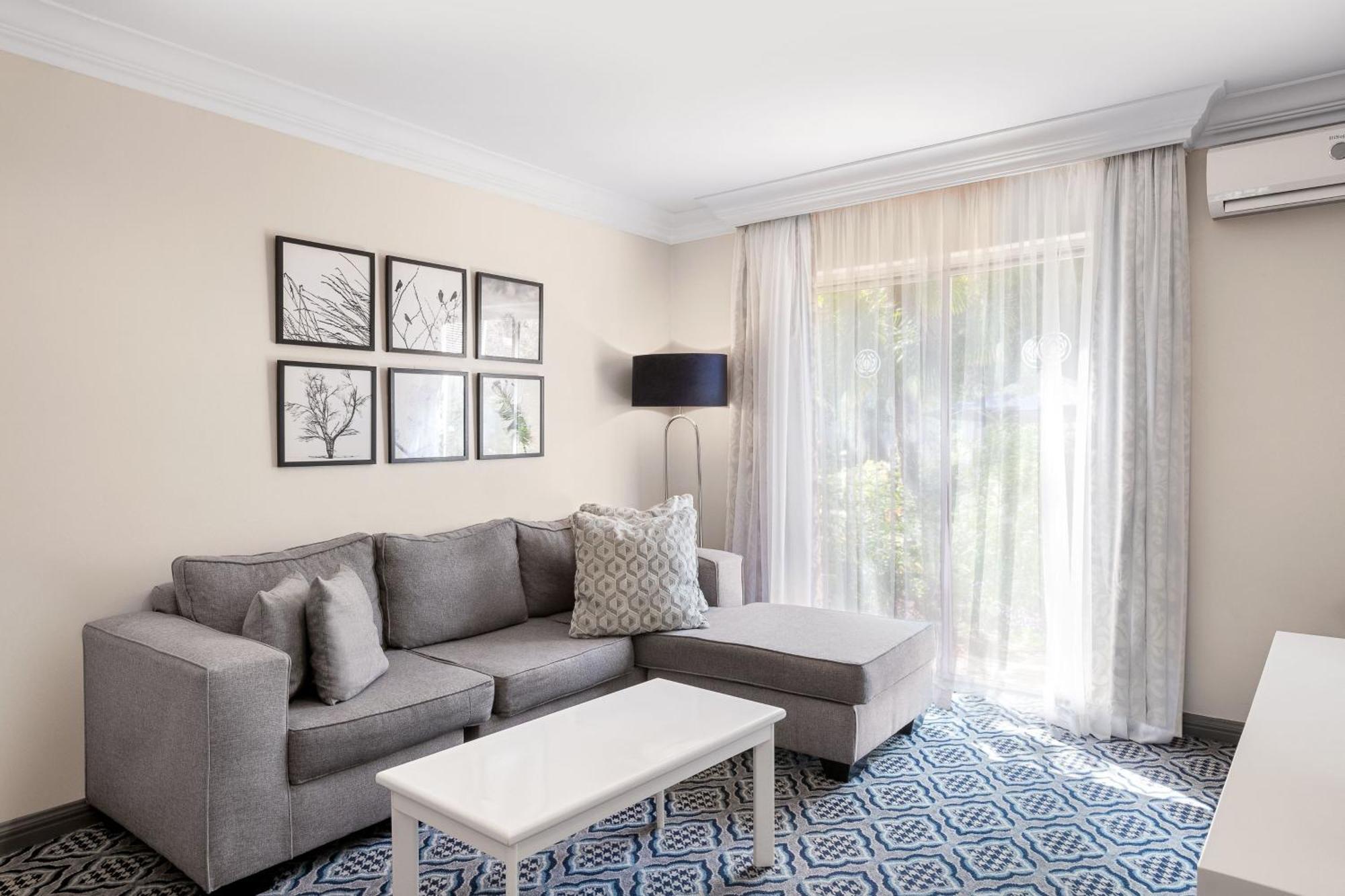 Protea Hotel By Marriott Johannesburg Balalaika Сандтън Екстериор снимка