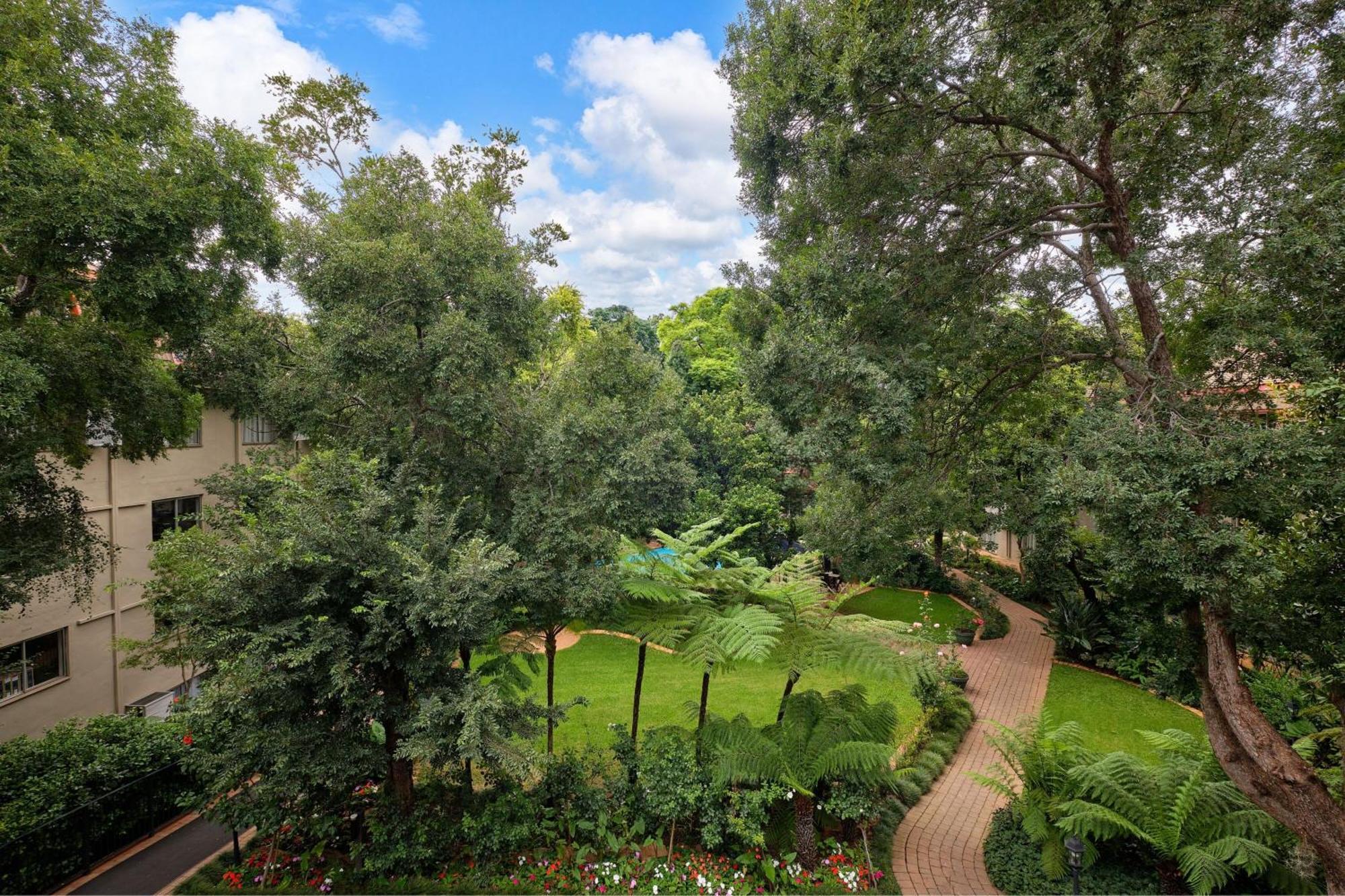 Protea Hotel By Marriott Johannesburg Balalaika Сандтън Екстериор снимка